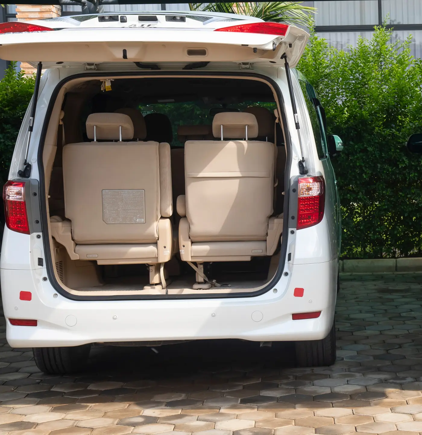Toyota Alphard (White) photo 1